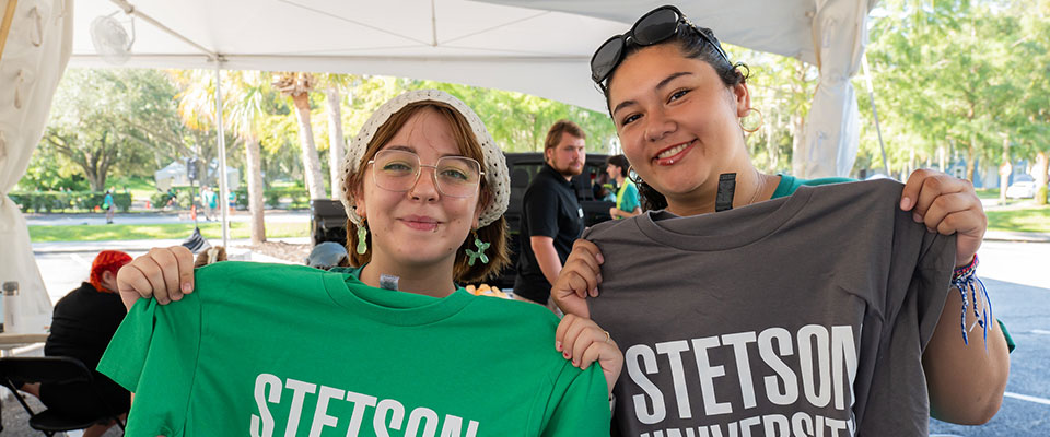 students posing with their new stetson university t-shirts on check-in day