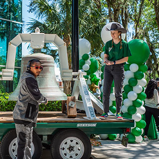 Students ringing the Stetson University victory bell