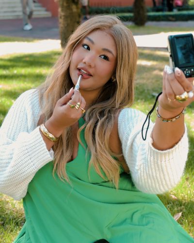 chaylin harris doing her makeup