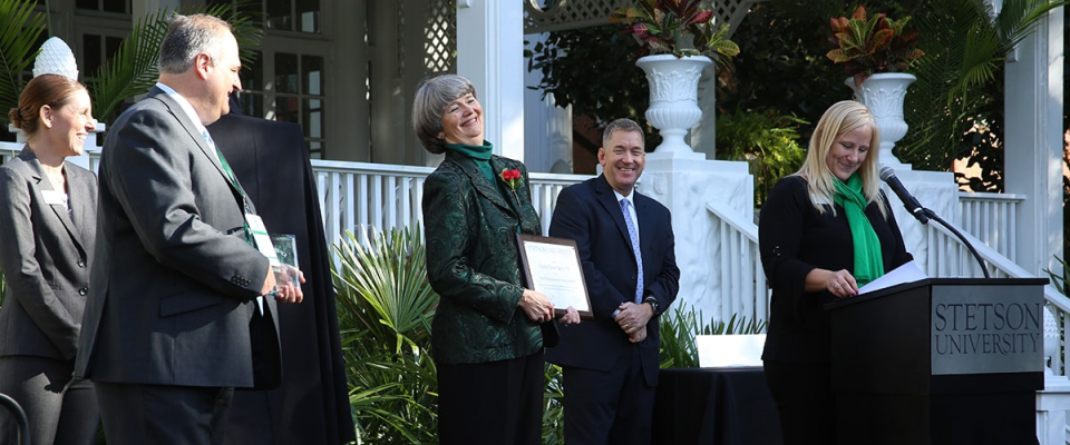 Linda Davis receives award