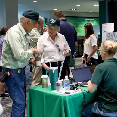 alumni registering for homecoming