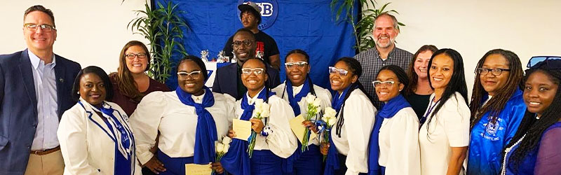 students from sorority posing and smiling together