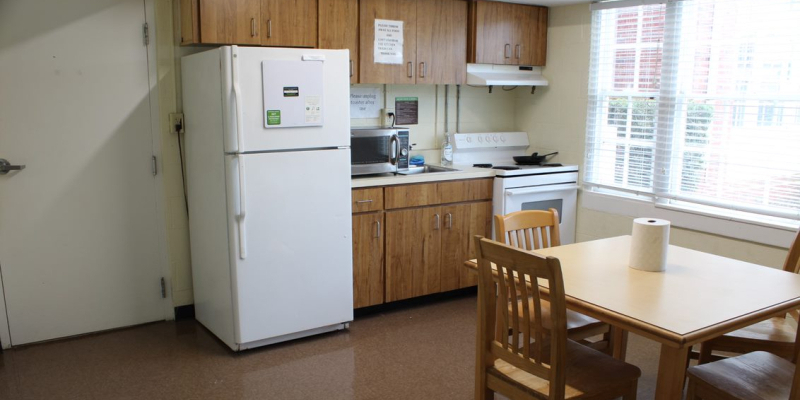 Kitchen in Gordis Hall, with microwave, oven, stove, fridge, table and chairs