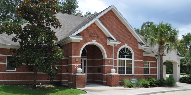 Red brick and white Rinker Clubhouse building entrance at UVA