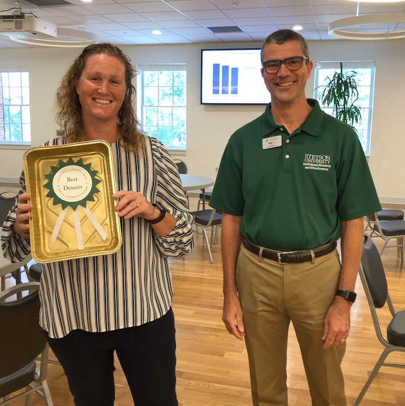 Collen Vanderlip receiving the prize for Best Dessert Category