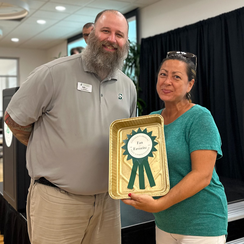 Chela Dufour receiving the prize for Fan Favorite