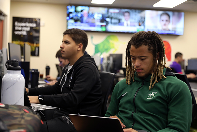 Matt Hurst explains a Bloomberg feature to student