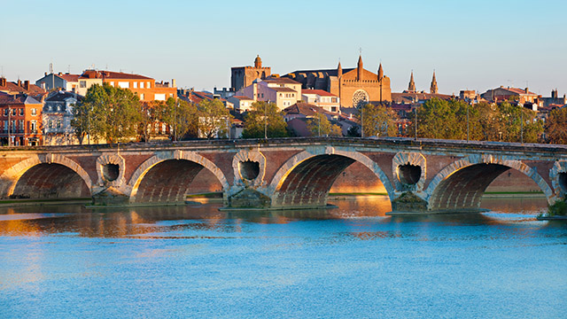 A picture of the Pont Neuf bridge in Toulouse France