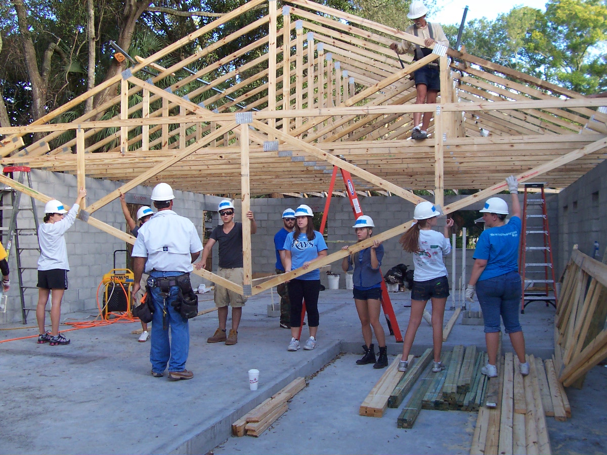 volunteers build house