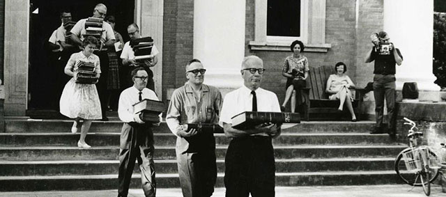 Students, faculty and staff carrying the contents of the old Sampson Library into the new duPont-Ball library