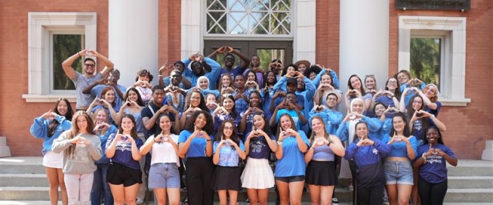 group picture of Bonner Program Students in front of sampson hall