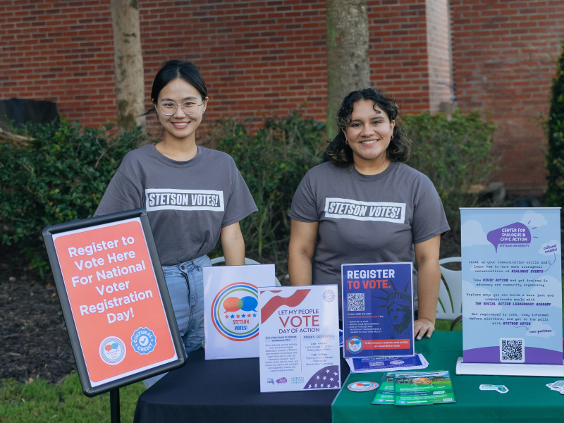 stetson votes students at table