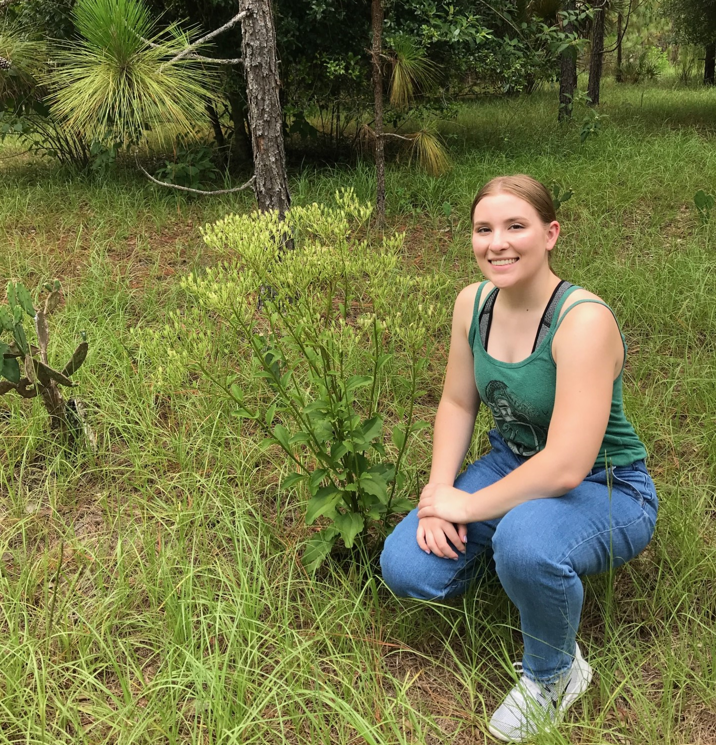 A senior research student compared the performance of Florida Indian Plantain (Arnoglossum floridanum) seedlings grown with and without native soil microbiota, including mutualistic fungal partners.