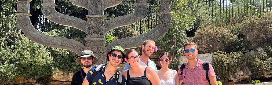 students during birthright trip
